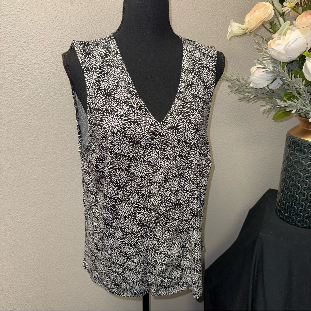 NWT Indigo Rose Black White Floral Sleeveless V-Neck Stud Tank L